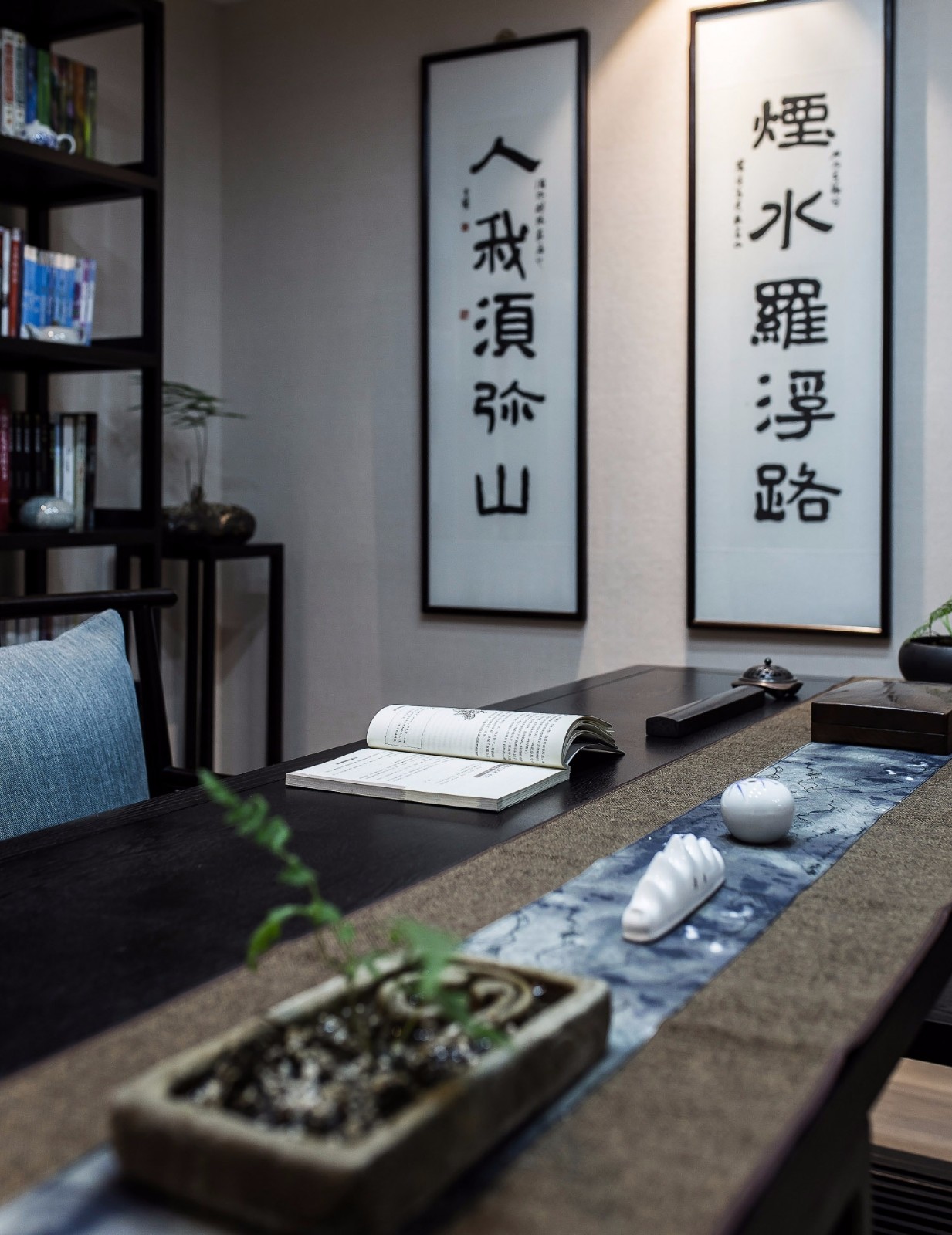 新中式風(fēng)格家裝設(shè)計室內(nèi)裝修效果圖-書房書桌 新中式風(fēng)格家裝設(shè)計室內(nèi)裝修效果圖-書房書桌
